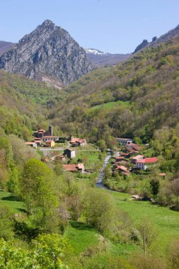 Dağları ve mavi gökyüzü olan güzel bir manzara.