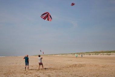 Sahilde uçurtmalı turist manzarası 