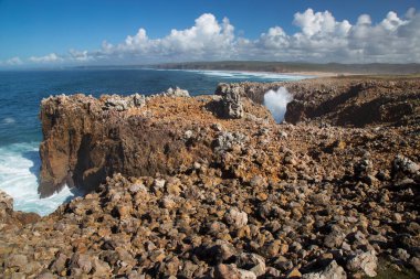 Keskin kayalar, dik uçurumlar, düşük büyüyen çalılıklar ve gizli kumsal parçaları ile kıyı boyunca uzanan engebeli doğa bölgesi, yüksek dalgalar kıyı boyunca kırdıyor ve sıçrıyor.