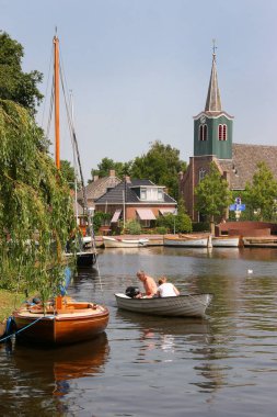 Hollanda 'da küçük tekneler