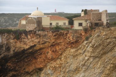 Uçurumdaki eski kasabanın manzarası