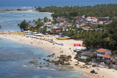 Gün ışığında halk plajı manzarası yükseldi