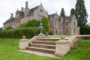 Güzel ortaçağ malikanesinin manzarası