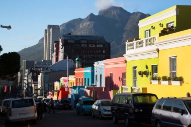 Capetown 'un tipik bir turistik bölgesindeki eski ve tarihi bo-kaap şehir merkezi.