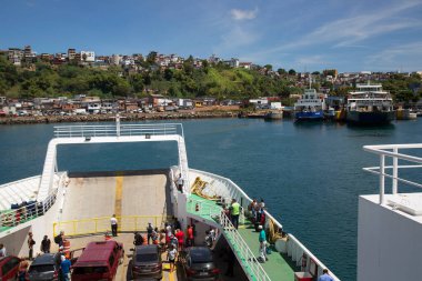 Arabalı feribot manzarası, deniz manzarası.