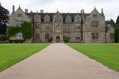 Güzel ortaçağ malikanesinin manzarası