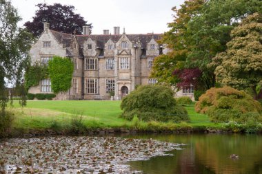 Güzel ortaçağ malikanesinin manzarası