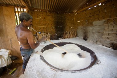 Kaya fırınında un karıştıran adam, seyahat vuruşu.