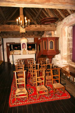 Bir köy kilisesinin içinde.