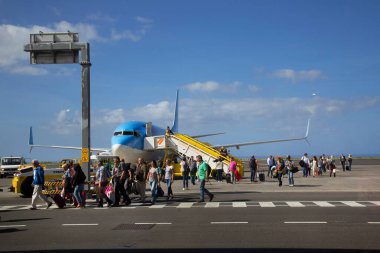 Bir uçağın, yer ekibinin havaalanına gelişi 