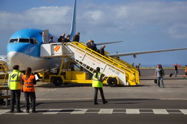 Bir uçağın, yer ekibinin havaalanına gelişi 