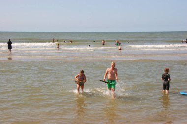 Halk plajında dinlenen insanlar, seyahat çekimleri