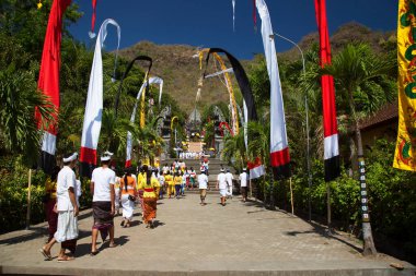 İnsanlarla, Tayland 'la eski tapınağa giriş manzarası