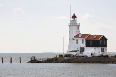 Eski deniz feneri ve ada kıyısında ve uzun iskelede yaşam alanı