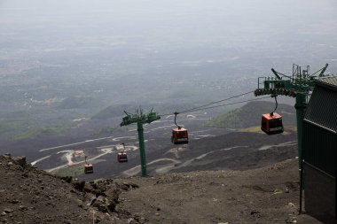 Dağlardan vadiye hareket eden kabin manzarası