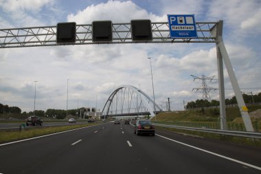 Otobanda hareket eden arabaların görüntüsü, gün ışığı görüntüsü