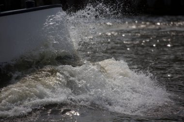 Su sıçraması denizin içinde