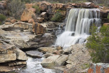 Dağlarda güzel bir şelale 