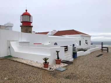 Sahildeki Cabo de Sao Vicente deniz feneri.