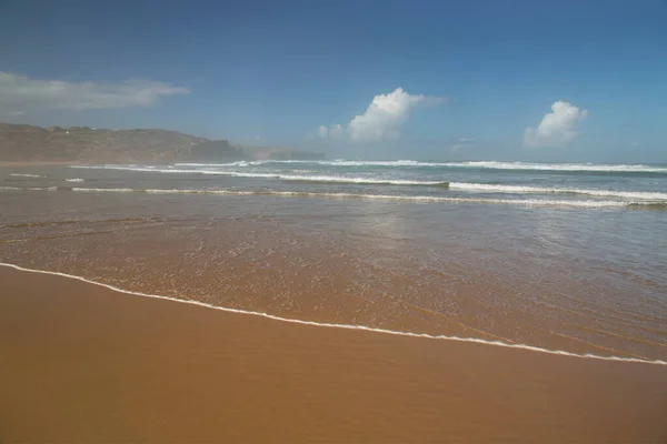 Красивий Пляж Хвилями Морем — стокове фото
