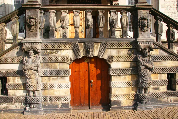 Yüzyılın Eski Belediye Binasının Kapısı Merdivenleri — Stok fotoğraf