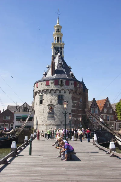 Middeleeuwse Toren Met Toeristen Fel Zonlicht — Stockfoto