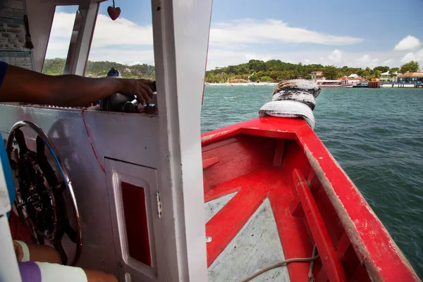 Ferry Navegando Hacia Una Isla Tropical — Foto de Stock