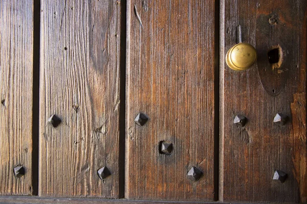 Staré Dřevěné Dveře Zámkem — Stock fotografie