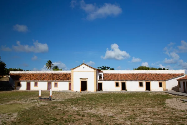 Tropik Bölgelerdeki Eski Beyaz Bina Seyahat Çekimi — Stok fotoğraf