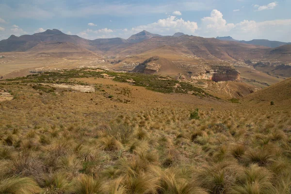 Paisagem Montanhosa Panorâmica Das Terras Altas Com Gramíneas Secas Matagais — Fotografia de Stock