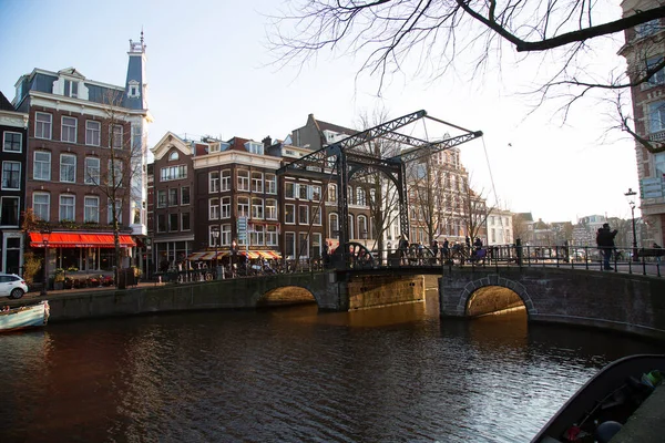 Edifícios Típicos Arquitetura Holandesa Cinturão Canal Amsterdã Com Vida Rua — Fotografia de Stock