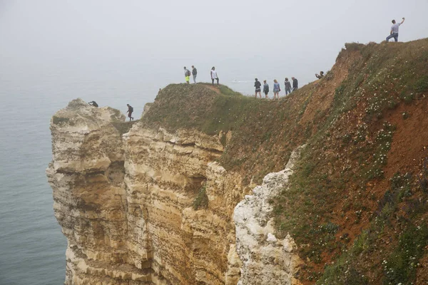崖の上を歩く人々 — ストック写真