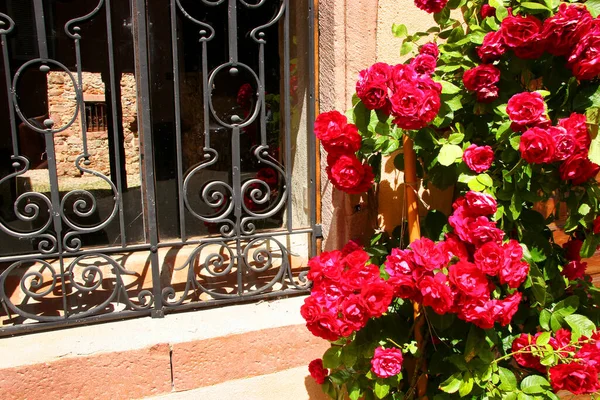 Las Fachadas Las Casas Con Flores Las Ventanas Pequeño Pueblo — Foto de Stock