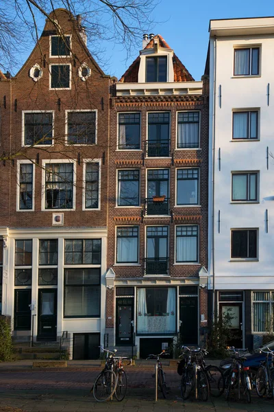 Hollanda, Amsterdam sokaklarındaki eski binalar.