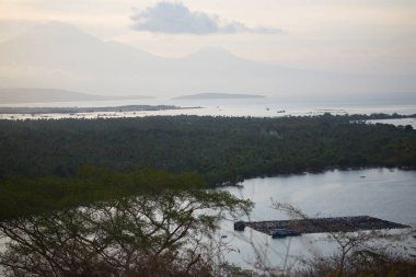 Dağlardaki güzel göl manzarası