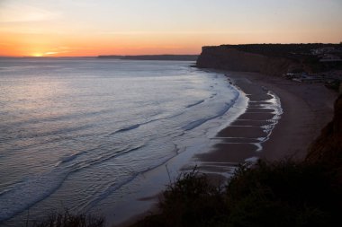 Denizin üzerinde güzel bir gün batımı