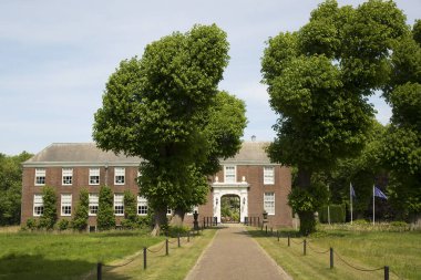 Hollanda 'da gündüz vakti Lunteren şehrinin mimarisi