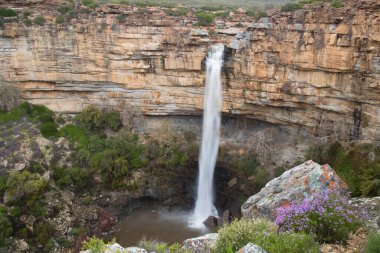 Dağlarda güzel bir şelale 