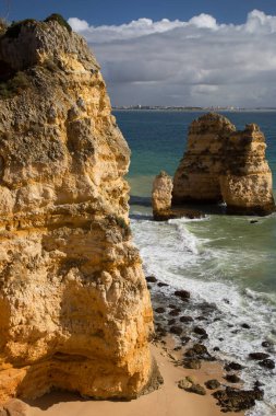 Güzel kayalık deniz manzarası