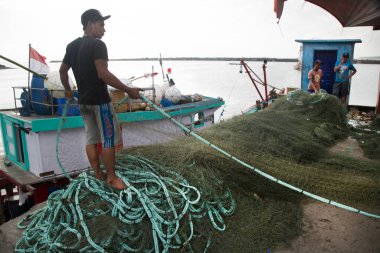 Limanda ağlarla çalışan balıkçılar, seyahat çekimleri