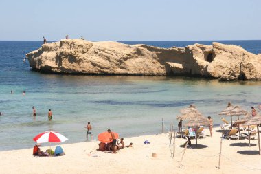 Sahildeki turist manzarası  