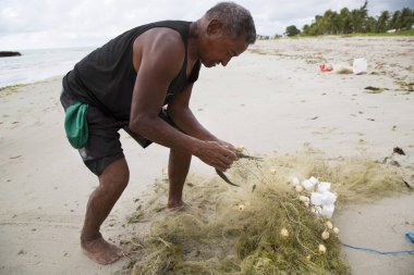 Plajda ağlarla çalışan balıkçılar, seyahat çekimleri.