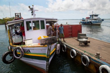 Tekneler ve insanlarla deniz manzarası