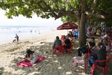 Sahildeki açık kafede dinlenen insanlar, seyahat fotoğrafları.