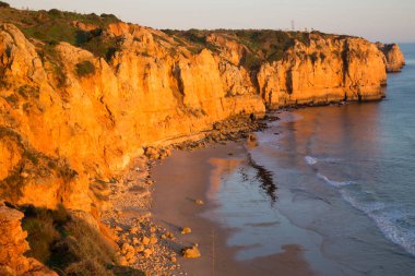 Kayalık deniz kıyısının gün batımı manzarası