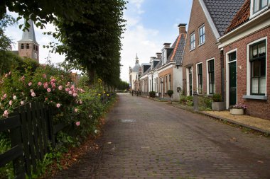 Duvardaki eski kirli takunyalar