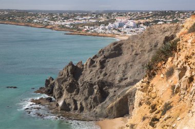 Güzel kayalık deniz manzarası
