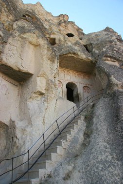 Mağara kiliselerinin duvarlarına ve tavanına Hıristiyan dekorasyonu ve oyma detayları