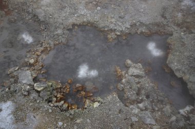 Furnas, Azores köyünün merkezine yayılmış gayzerler, kaplıcalar ve fümeroller.