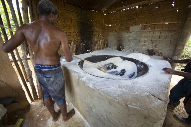 Kaya fırınında un karıştıran adam, seyahat vuruşu.